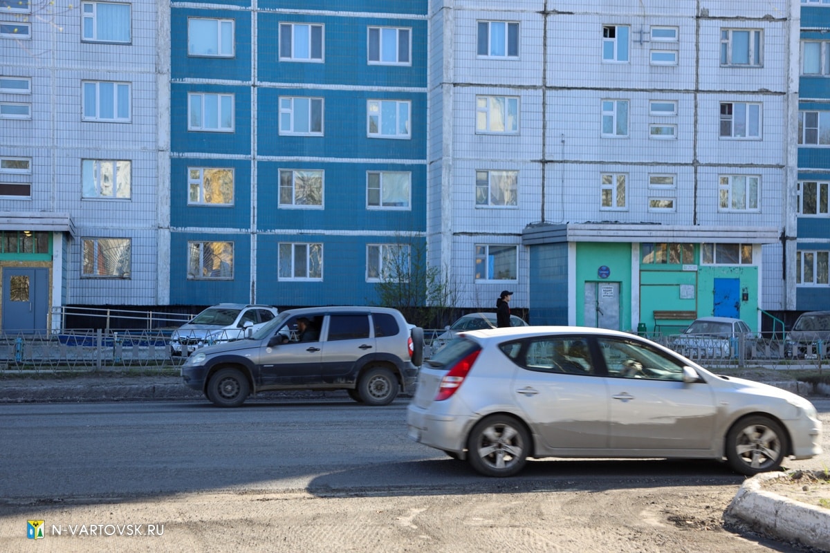 В Нижневартовске на улице Мира приступили к ремонту тротуара