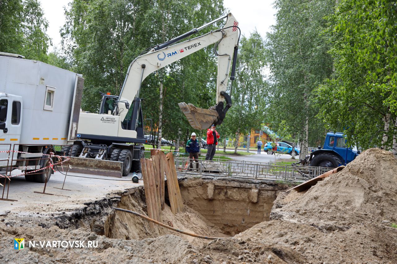 Вдоль улицы Маршала Жукова в Нижневартовске прокладывают новый теплопровод