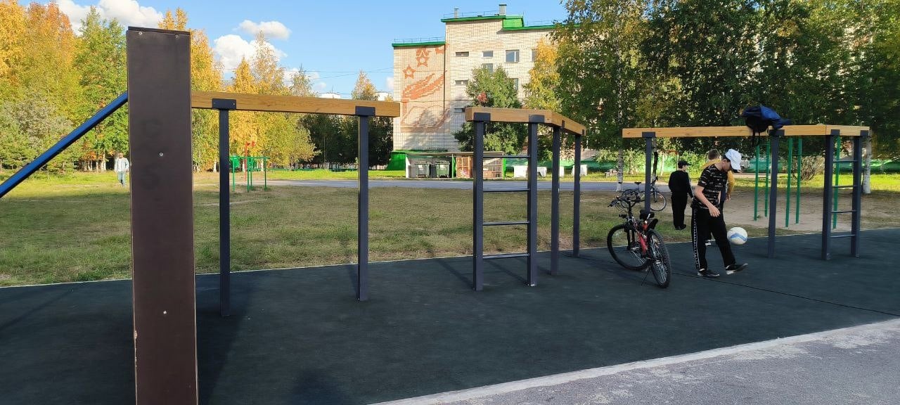 В Нижневартовске на территории гимназии №1 открылась новая спортплощадка