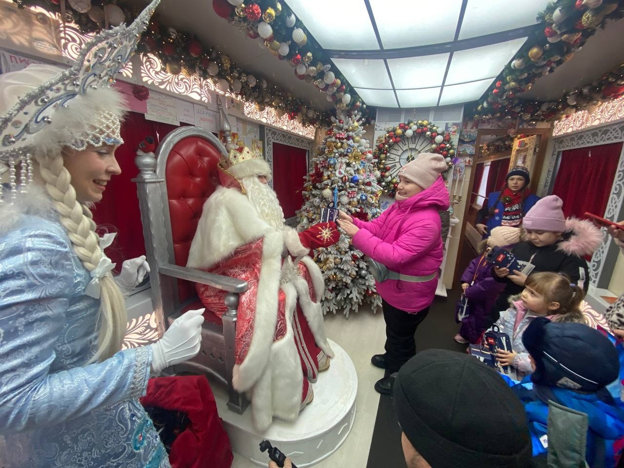 Юные вартовчане весело провели время с главным Дедом Морозом России