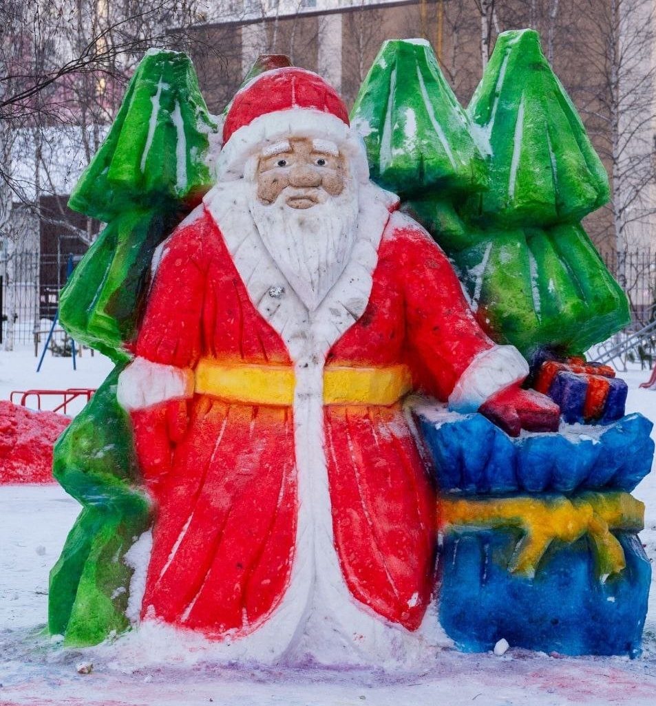 Во дворах Нижневартовска появились яркие снежные скульптуры