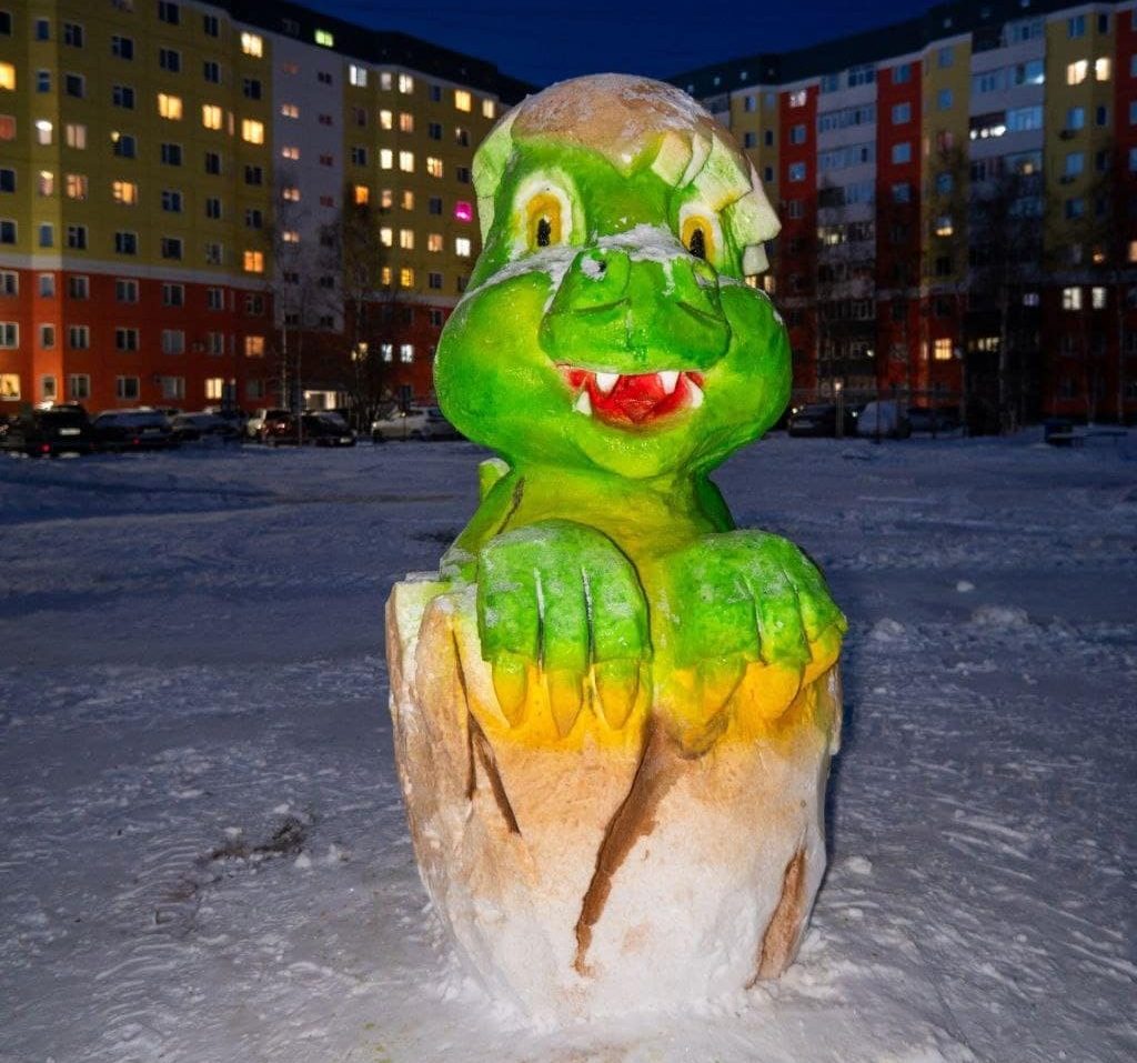 Во дворах Нижневартовска появились яркие снежные скульптуры