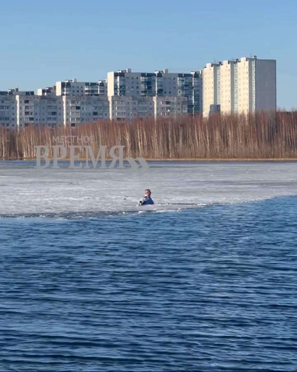 Вартовчанин открыл купальный сезон на Комсомольском озере среди льда